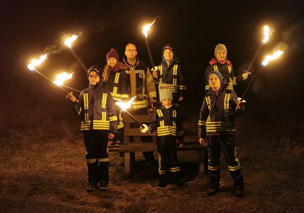 Kinderfeuerwehr Gruppenfoto mit Fackeln