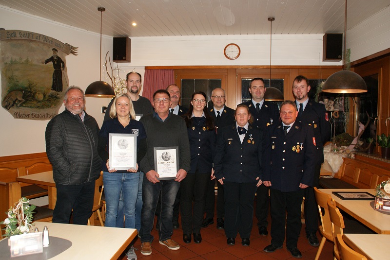 Gruppenfoto mit den geehrten, dem Bürgermeister und der Vorsitzenden