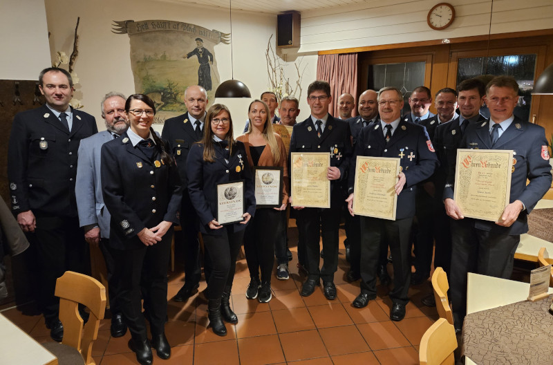 Gruppenfoto der geehrten mit Vorstand