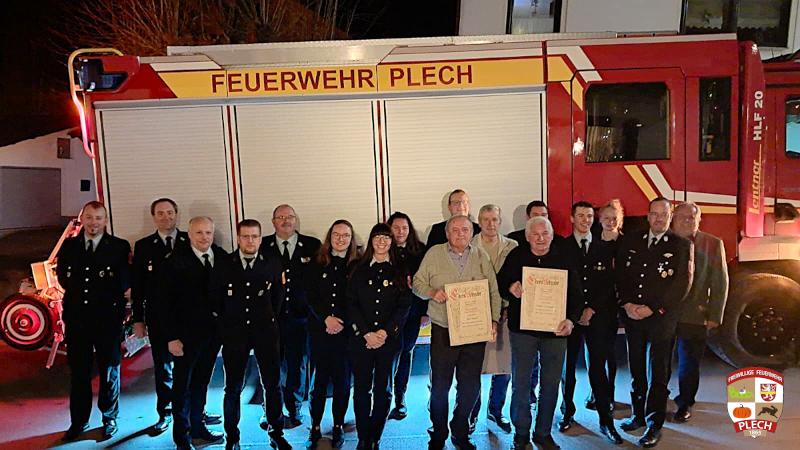 Gruppenfoto der geehrten vor dem neuen HLF20 der FF Plech