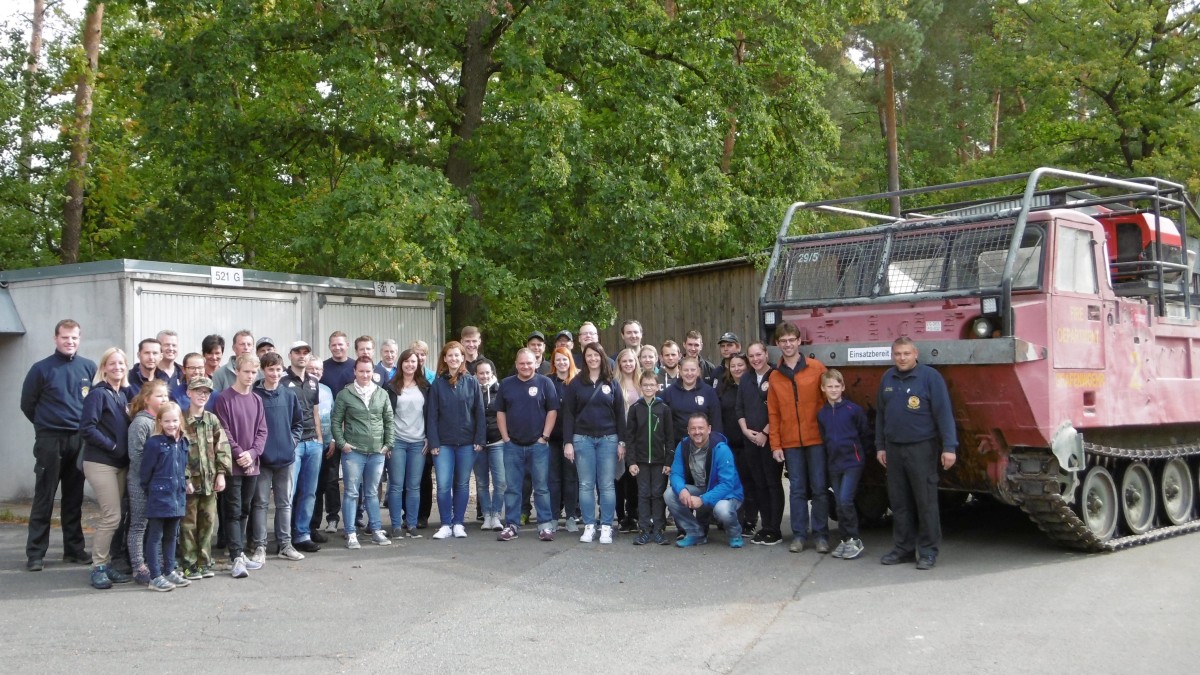 Gruppenfoto mit Löschpanzer am Truppenübungsplatz