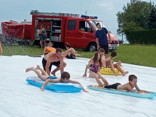 Kinder bei der Sommer-Wasserrutsche