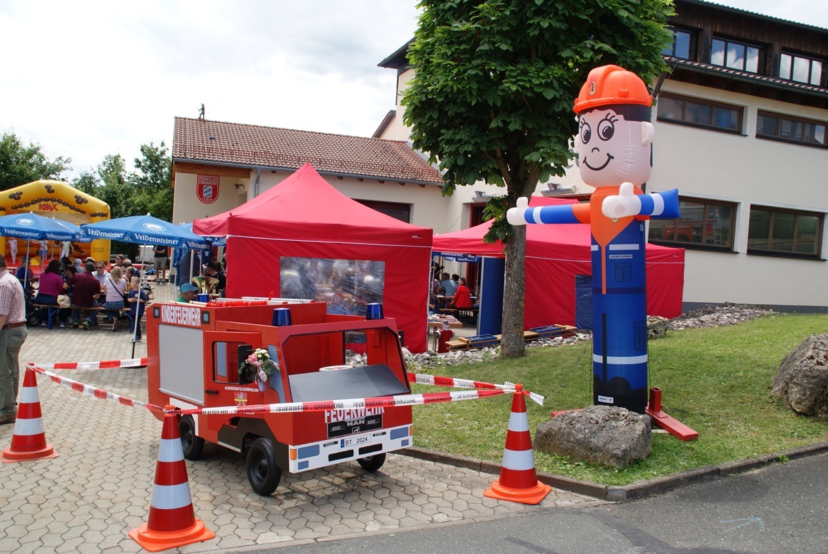 Foto vom Veranstaltungsgelände mit Wackel-Feuerwehrmann