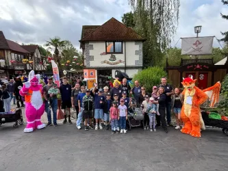 Gruppenfoto der Kinderfeuerwehr mit zwei Maskottchen vor dem Freizeitland Geiselwind